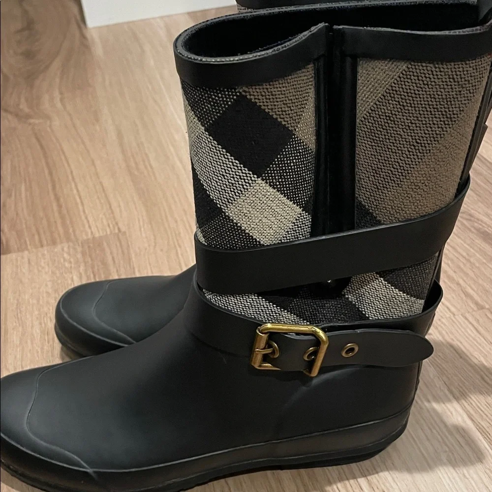 Burberry Black and Tan Women's rain boots - Picture 4 of 5